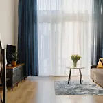 Sleep And Fly With Parking, Lotnisko, Self Check In 24-7 - - Fair * Wrocław