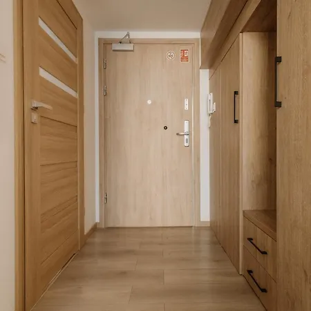Apartment Sleep And Fly With Parking, Lotnisko, Self Check In 24-7 - - Fair Wroclaw