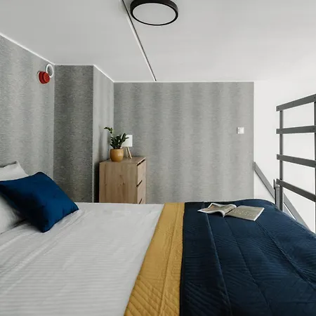 Sleep And Fly With Parking, Lotnisko, Self Check In 24-7 - - Fair * Wroclaw