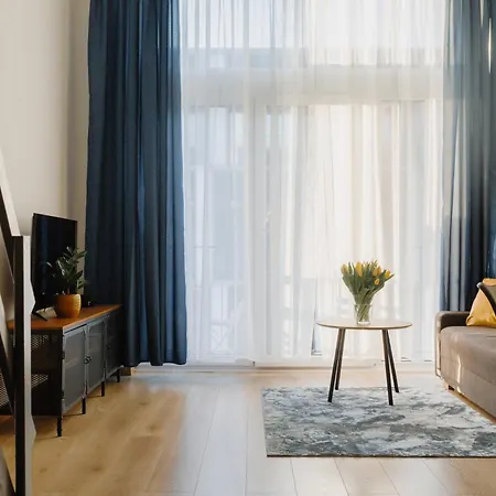 Sleep And Fly With Parking, Lotnisko, Self Check In 24-7 - - Fair * Wroclaw